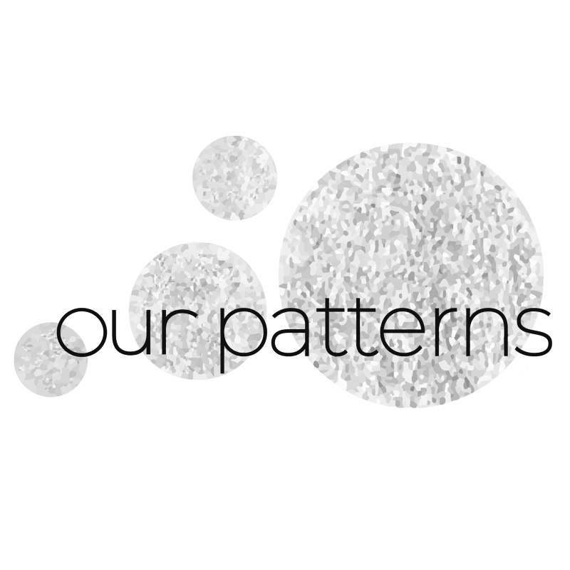 our patterns Logo Schriftzug über 4 goldenen Punkten