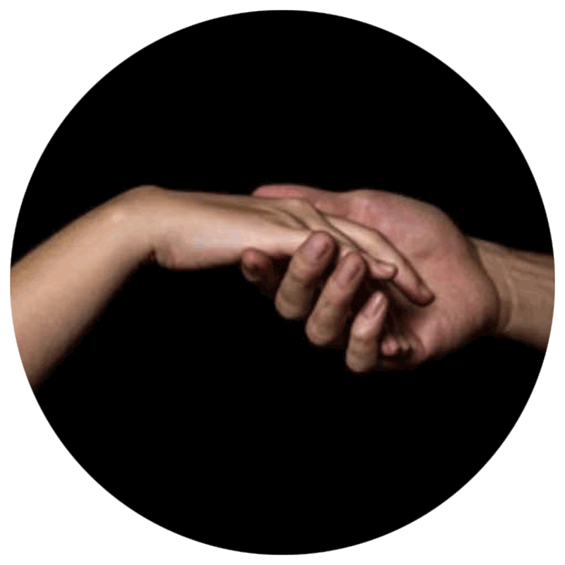 eine weibliche und eine männliche Hand halten einander vor schwarzem Hintergrund